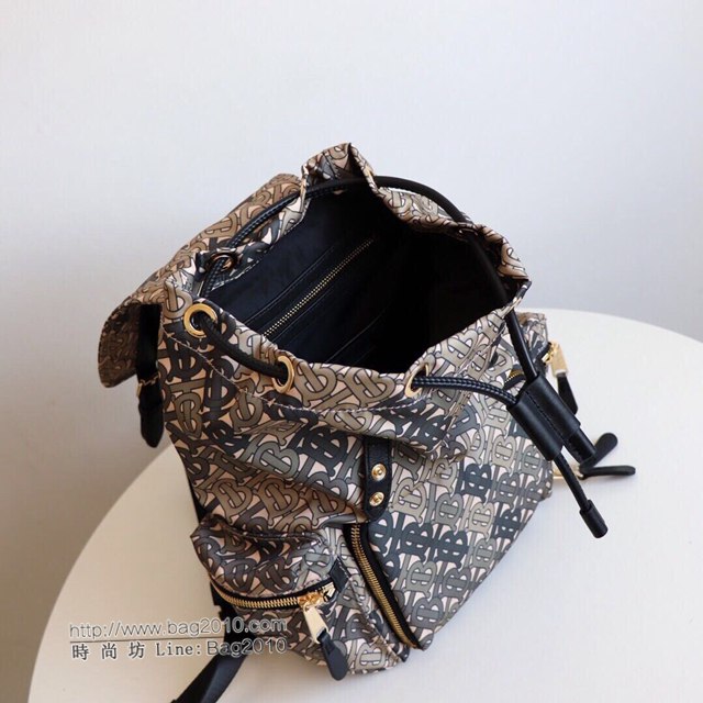 Burberry專櫃新款雙肩包 巴寶莉The Rucksack中號專屬標識印花尼龍軍旅背包  db1176